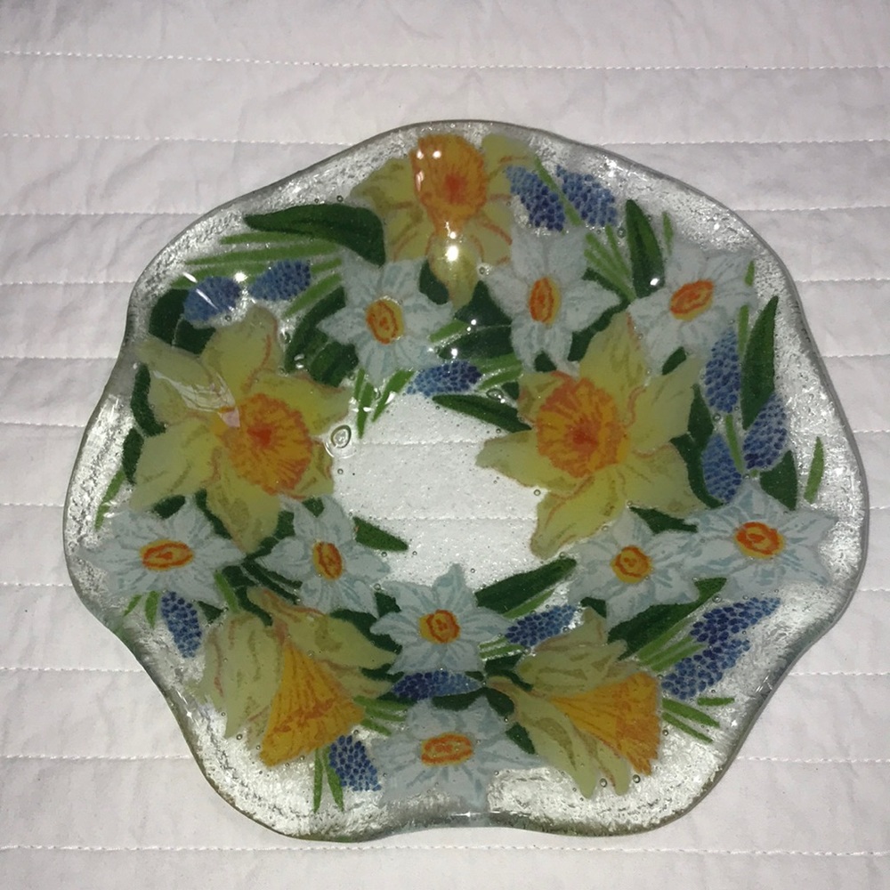 Peggy Karr  fused glass ruffled bowl 8 inch diameter daffodils grape hyacinth